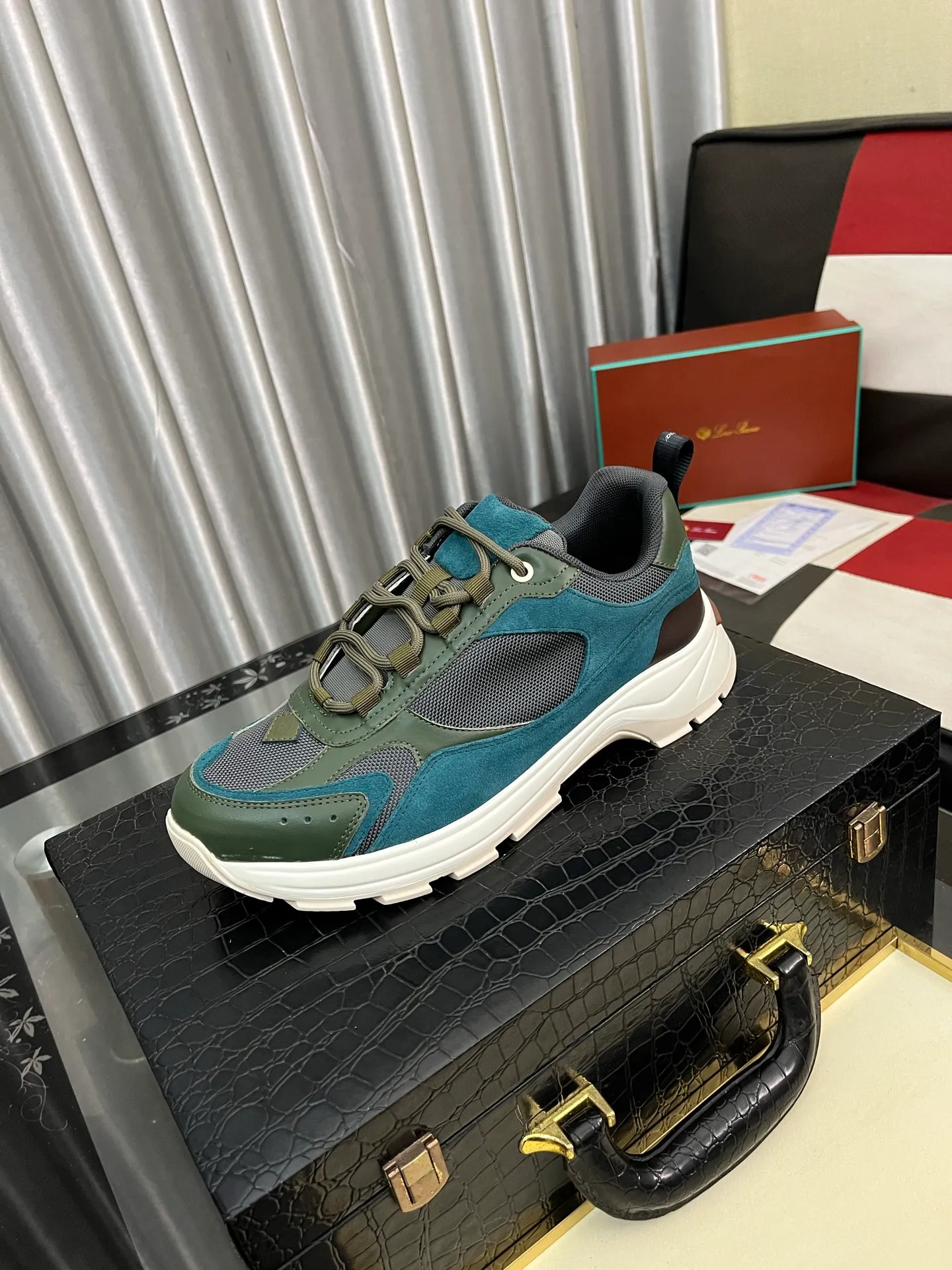 Men's shoes 💰520 ⌚️⌚️ Loro Piana's classic popular lp top version of Pili casual shoes. It turns out that these are the casual shoes that are said to be able to walk 20,000 steps without tiring your feet. This pair has both good looks and feel. You will be completely lost as soon as you step on it ~ The minimalist design is eye-catching and durable, and it is a bonus for dressing. The soft feeling on the feet has outstanding texture, and it is very nice without abrasion on the feet. The soft and waxy soles make it easy to wear for daily use for a long time. Who can resist a pair of versatile and good-looking loafers? Don't be too elegant at all, the feel and texture of the feet are good, the key is to make the legs look longer and not tire the feet, the main thing is that it is just right!        Material: Original cowhide Lining: Original sheepskin Outsole: Original sole Size: 38-44